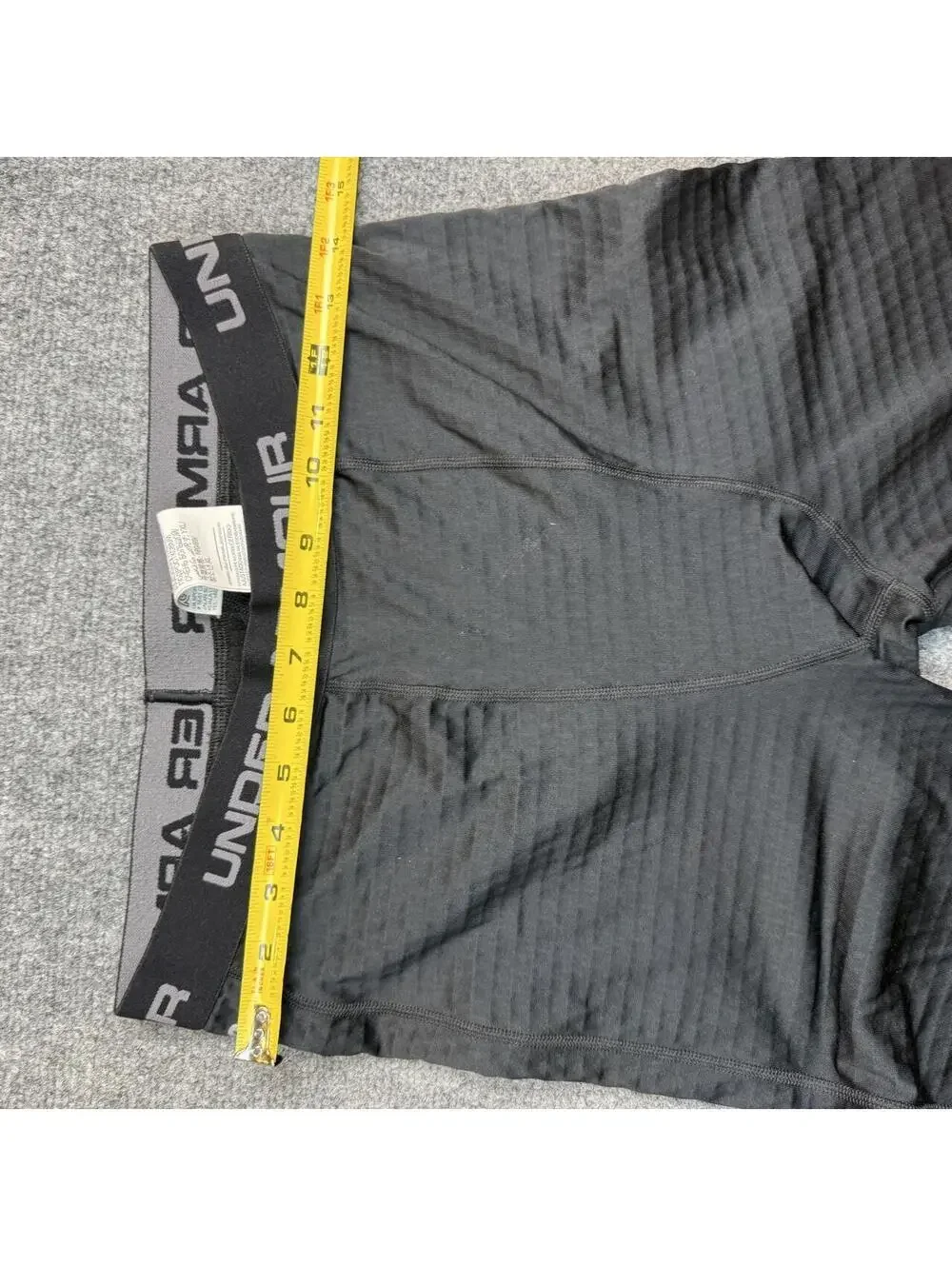 Under Armour black thermal leggings with subtle textured pattern Youth XL